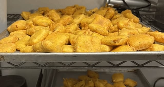 Paneer Pakora, Gobi Pakora, Bread Pakora & Veg Pakora.